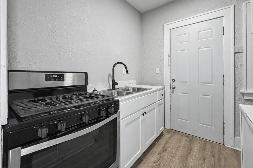 More Photos Of 2042-2046 W 4th St, Davenport Apartments For Sale