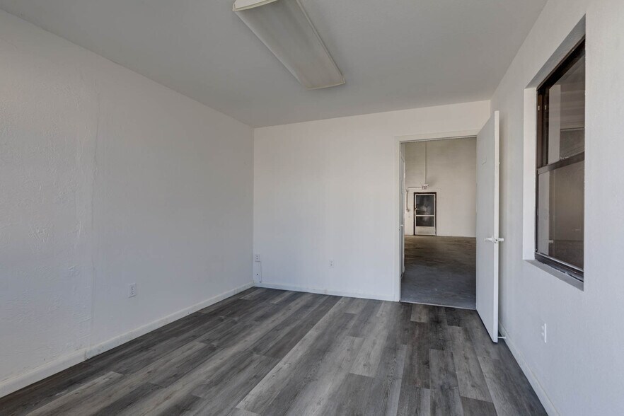 More Photos Of 12505 66th St N, Largo Warehouse For Lease