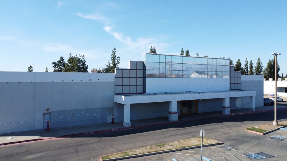 More Photos Of 5705 N Blackstone Ave, Fresno Freestanding For Lease