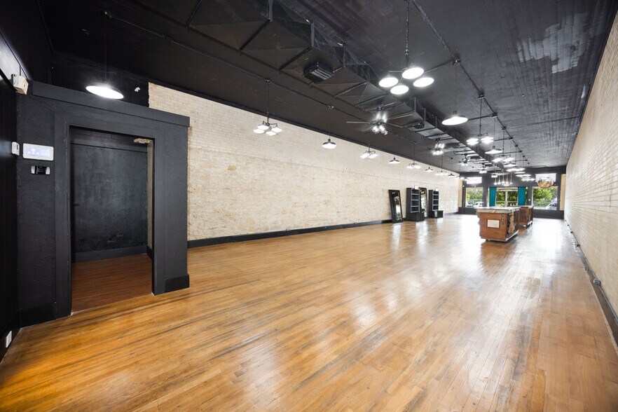 More Photos Of 1118 18th St, Hondo Storefront For Sale