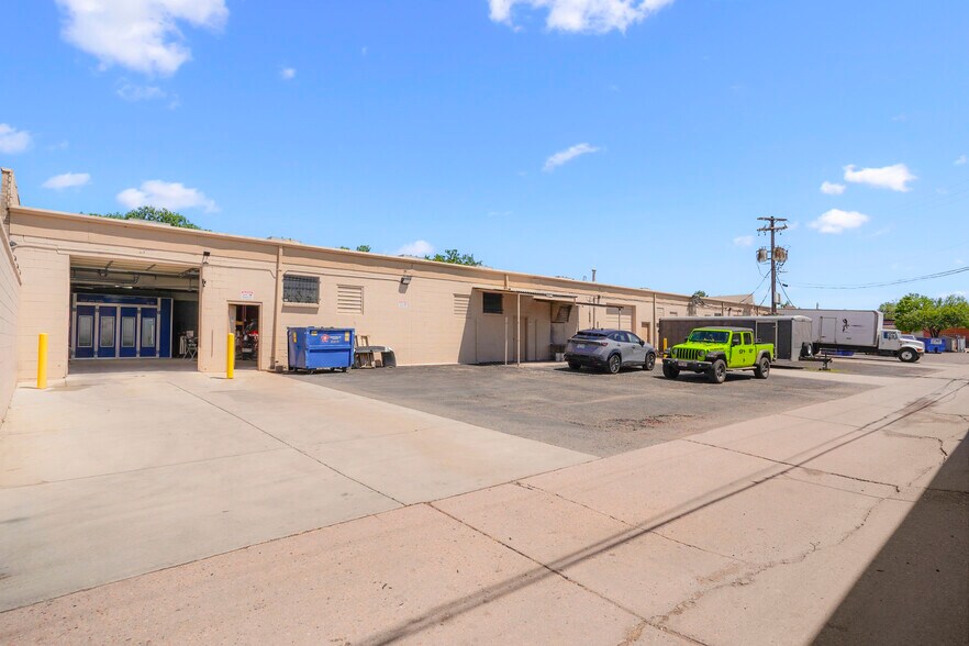 More Photos Of 3737-3747 S Inca St, Englewood Showroom For Lease