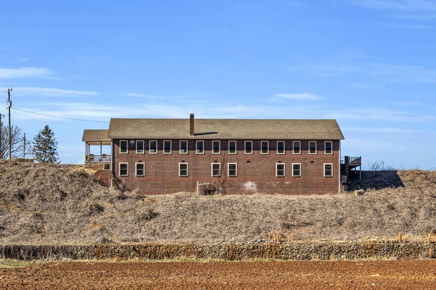 More Photos Of 301 School St, Tellico Plains Freestanding For Sale
