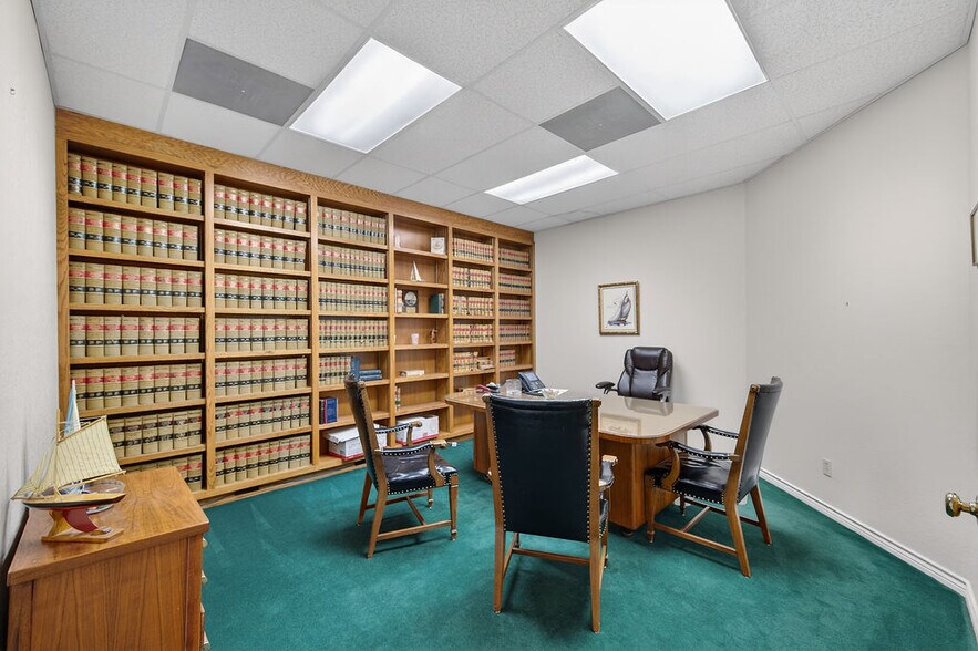 More Photos Of 110 E Corsicana St, Athens Office For Sale