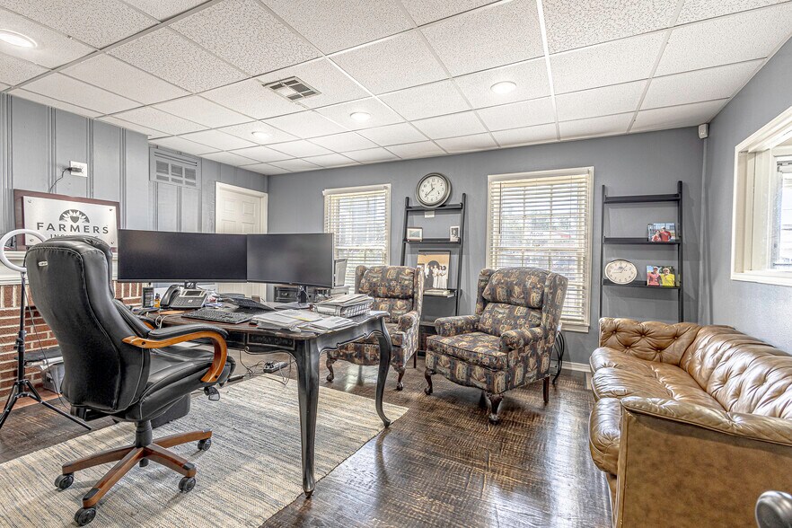 More Photos Of 4209 W waco Dr, Waco Office For Lease