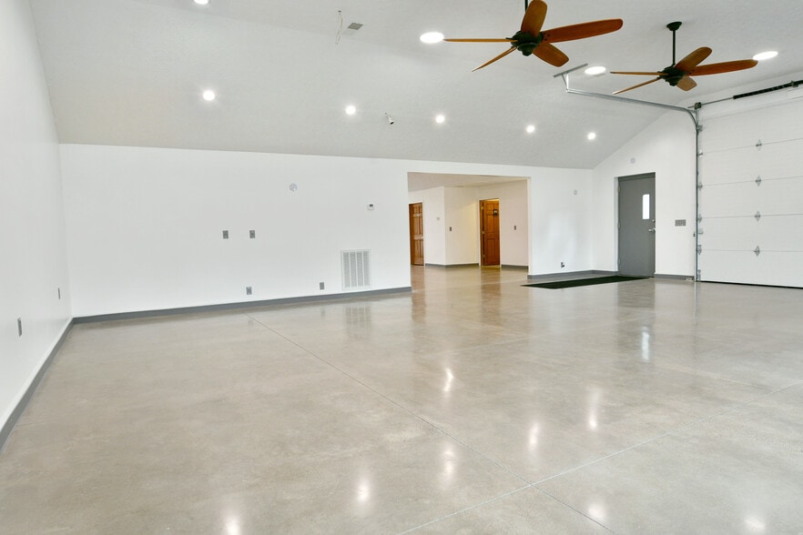 More Photos Of 3019 Parkman Rd NW, Warren Flex For Sale