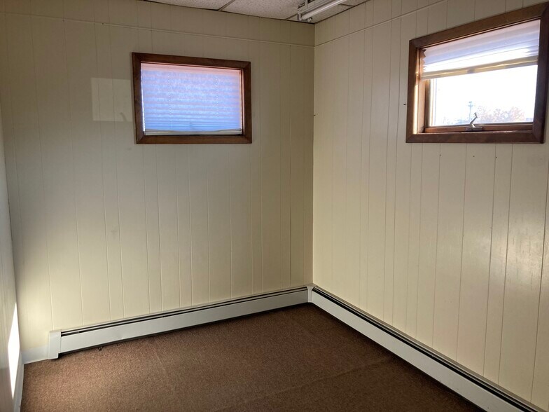 More Photos Of 429-431 Tower Ave, Superior Manufacturing For Sale