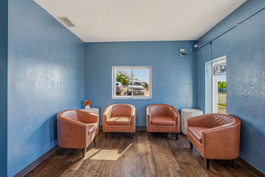 More Photos Of 608 SW Big Bend Trl, Glen Rose Restaurant For Sale