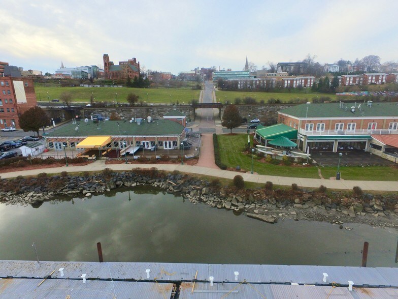 More Photos Of 40 Front St, Newburgh Restaurant For Lease