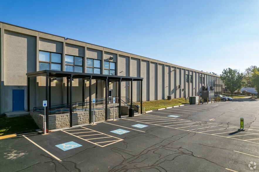 More Photos Of 112 Technology Dr, Pittsburgh Warehouse For Lease