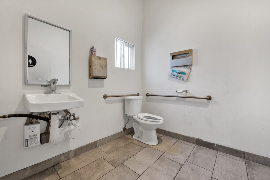 More Photos Of 11119-11123 Burbank Blvd, North Hollywood Storefront Retail Office For Lease