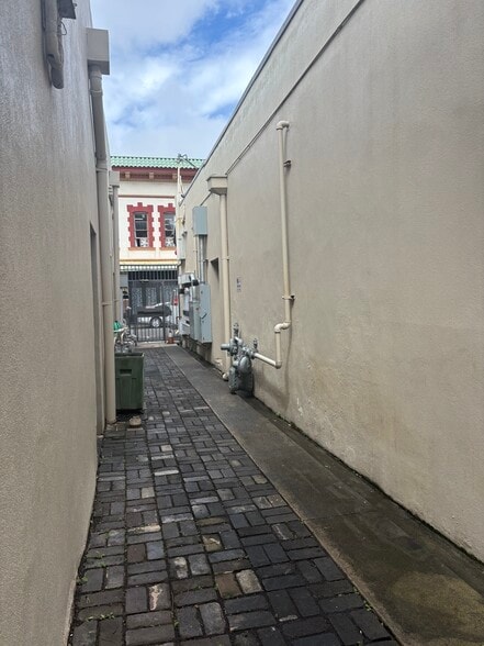 More Photos Of 40 N Hotel St, Honolulu Restaurant For Lease