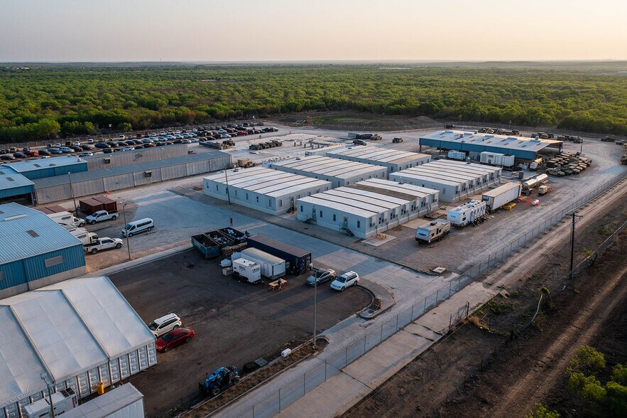 More Photos Of 7402 S US Highway 83, Laredo Warehouse For Lease