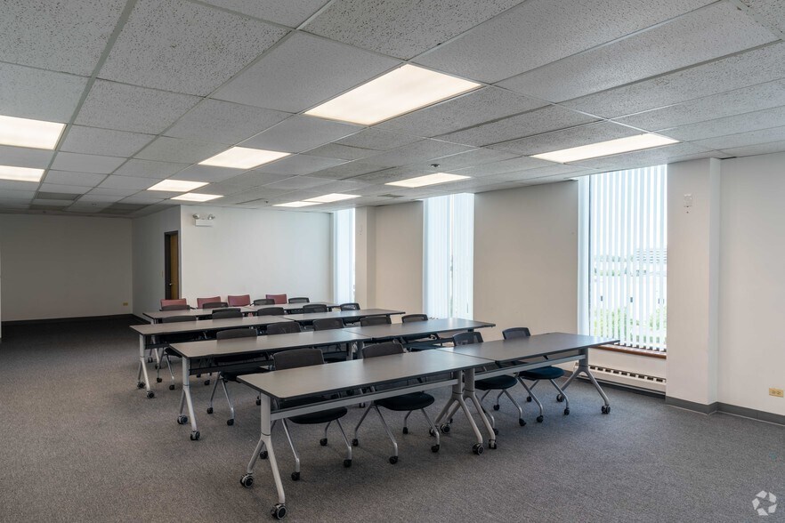 More Photos Of 1699 Wall St, Mount Prospect Office For Lease