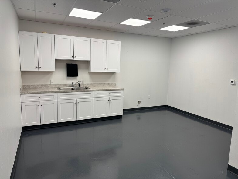 More Photos Of 7585 Sportsman Club Rd, Jacksonville Warehouse For Lease