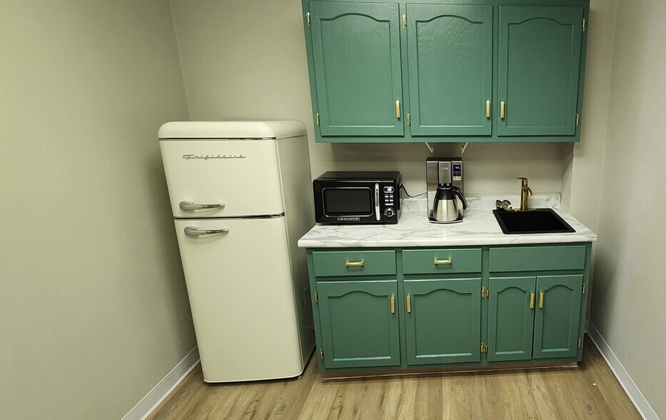 More Photos Of 2144 S Macarthur Blvd, Springfield Office For Lease