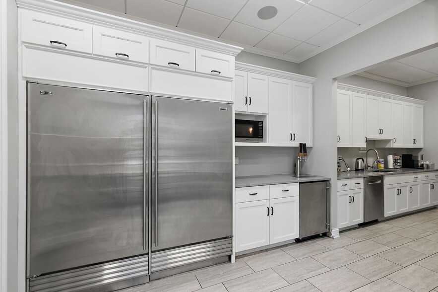 More Photos Of 220 Garden St, Yorkville Office For Sale
