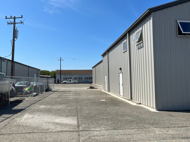 More Photos Of 3990 Broadway St, Eureka Showroom For Sale