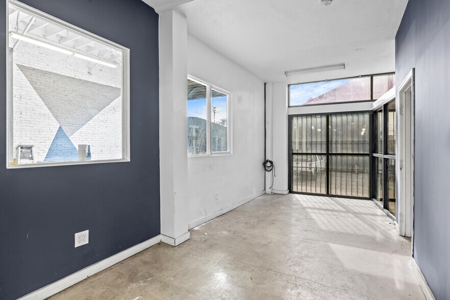 More Photos Of 1931 Bay St, Los Angeles Showroom For Lease