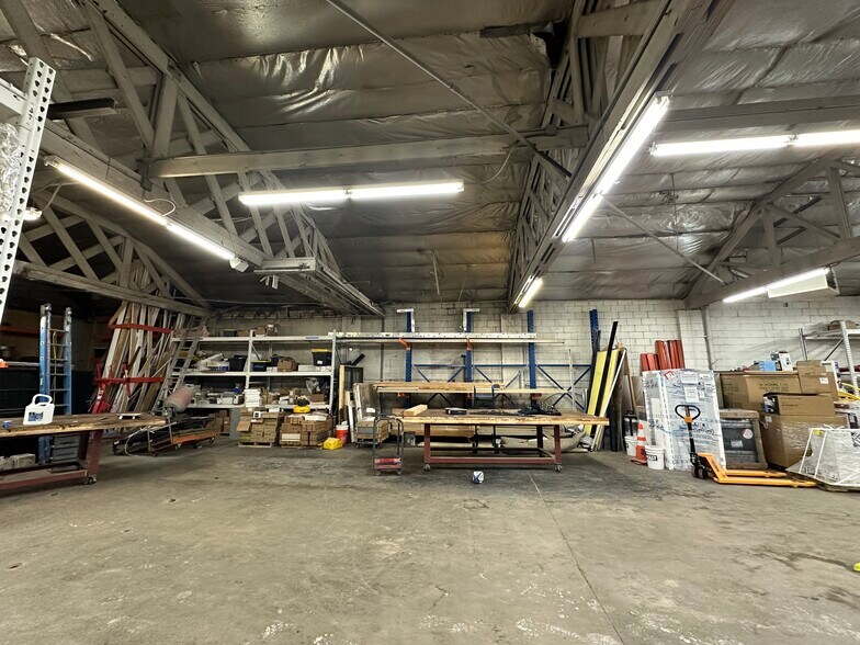 Primary Photo Of 1015 N Division St, Spokane Auto Repair For Lease