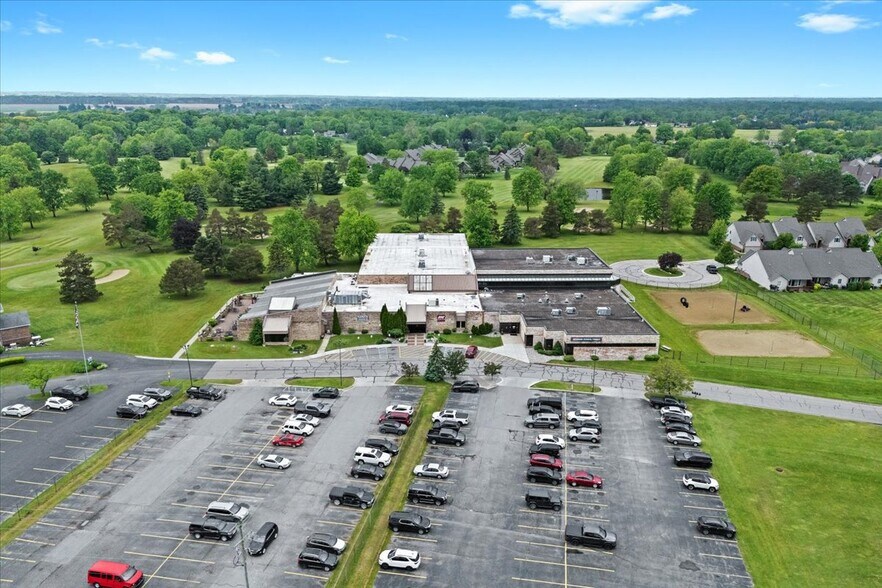 More Photos Of 2140 Fairway Dr, Davison Sports And Entertainment For Sale