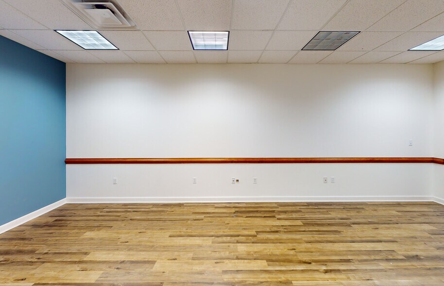 More Photos Of 192 Summerfield Ct, Troutville Office For Sale