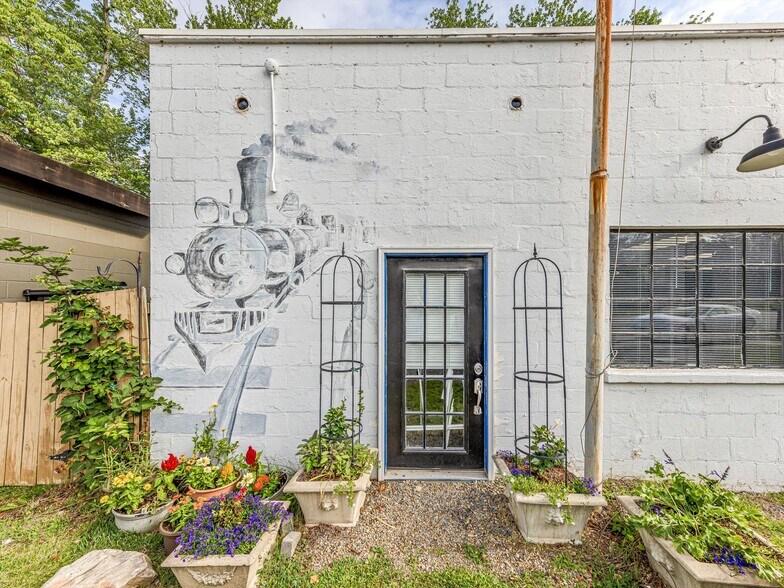 More Photos Of 3154-3156 US 70 Hwy, Black Mountain Office For Lease