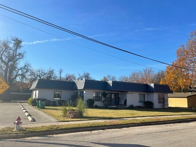 More Photos Of 110 E Pecan St, Gainesville Medical For Lease