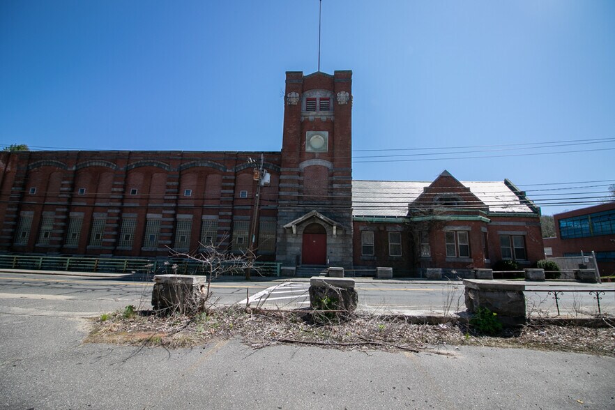 More Photos Of 288 Main St, Monson Warehouse For Lease