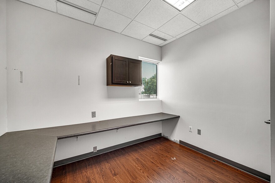 More Photos Of 9711 Valparaiso Dr, Munster Medical For Lease