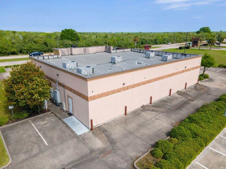 More Photos Of 11464 Space Center Blvd, Houston Freestanding For Lease