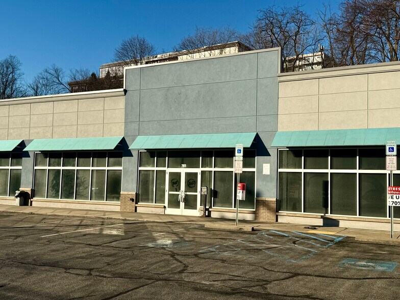 More Photos Of 7811 McKnight Rd, Pittsburgh Freestanding For Lease
