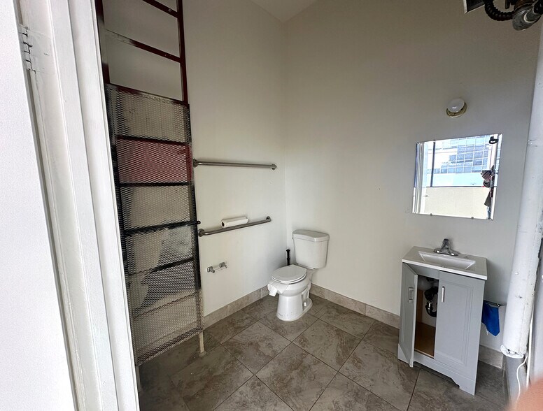 More Photos Of 2207 S Sepulveda Blvd, Los Angeles Loft Creative Space For Lease