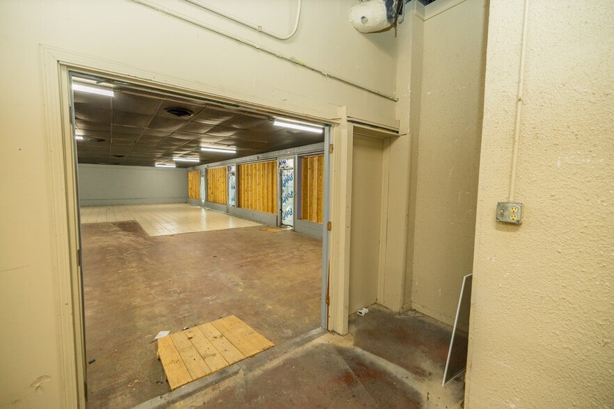 More Photos Of 1016-1020 N 10th St, Kansas City Light Distribution For Sale