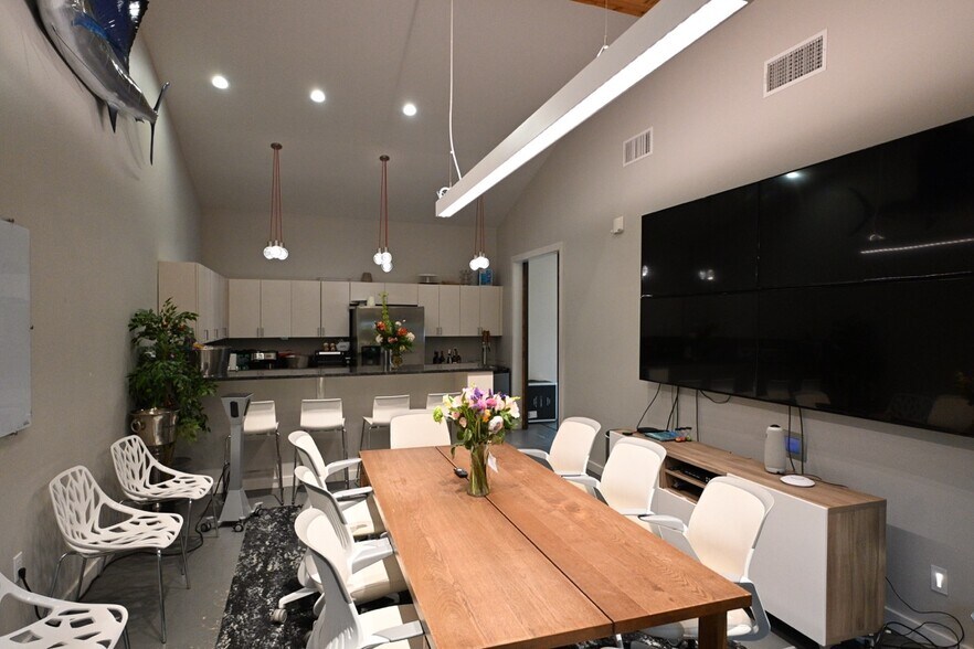 More Photos Of 612 Winflo Dr, Austin Office For Lease