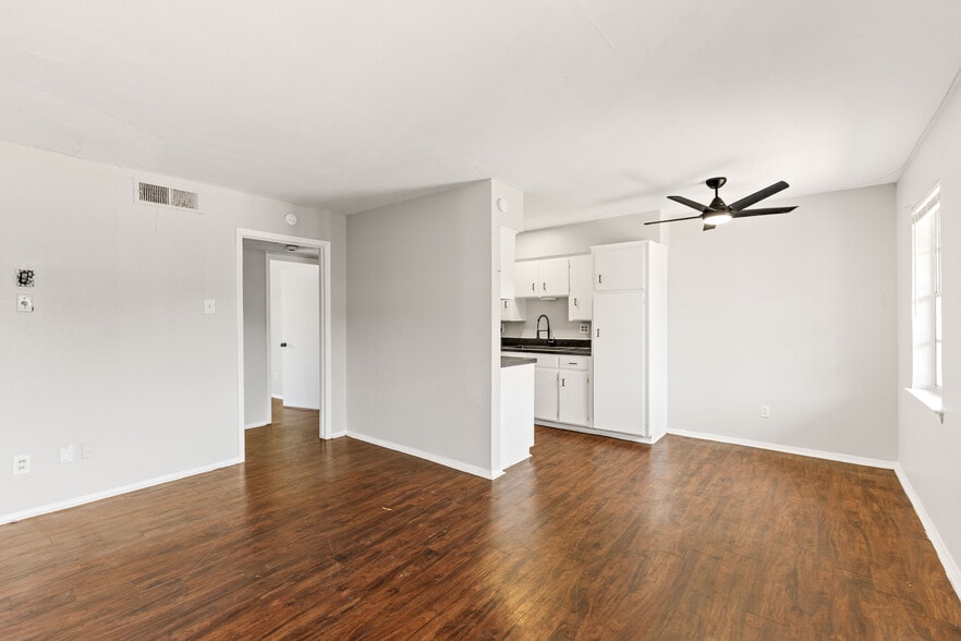 More Photos Of 1500 E Beverly Dr, Corsicana Apartments For Sale