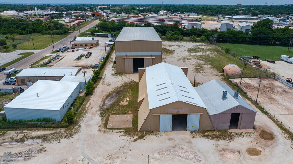 More Photos Of 2024 Oak St st, Abilene Manufacturing For Sale
