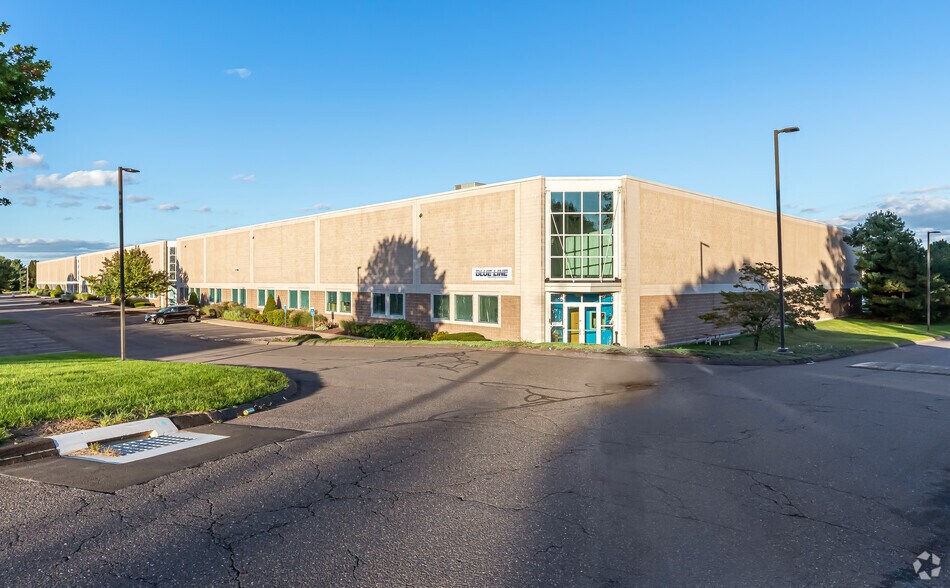 More Photos Of 75 International Dr, Windsor Warehouse For Lease