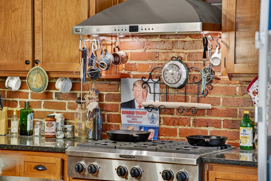 More Photos Of 109 7th Ave E, Springfield Flex For Sale