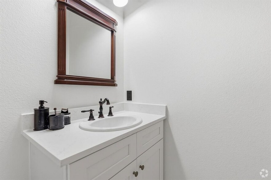 More Photos Of 1006 Frost Ave, Driftwood Loft Creative Space For Sale