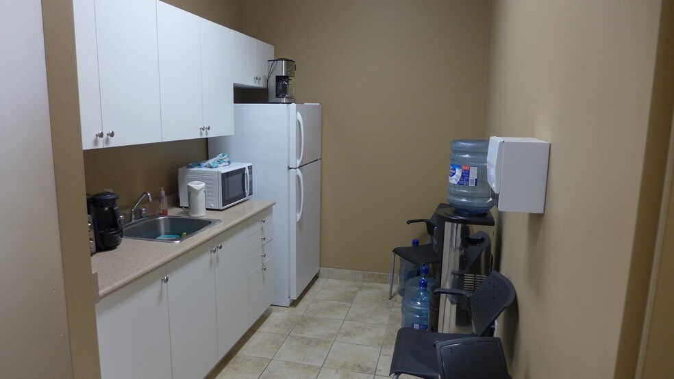 More Photos Of 33 Sinclair Blvd, Brantford Manufacturing For Lease