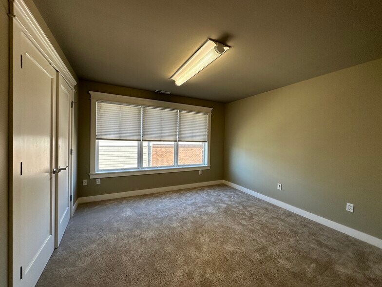 More Photos Of 1505 Ne Village St, Fairview Office For Sale