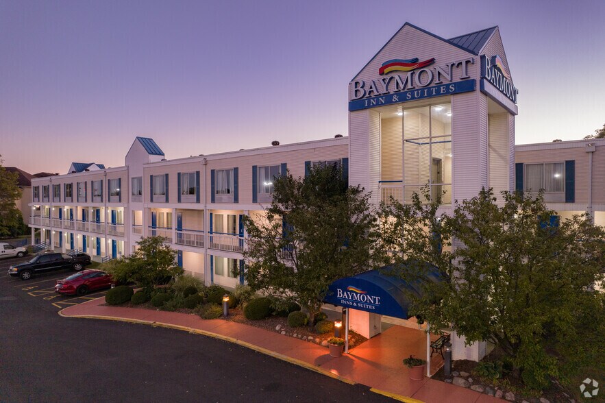 Primary Photo Of 2002 W War Memorial Dr, Peoria Hotel For Sale