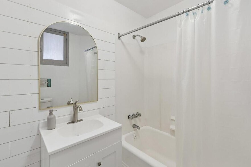 More Photos Of 1611 S Broad St, Philadelphia Specialty For Sale