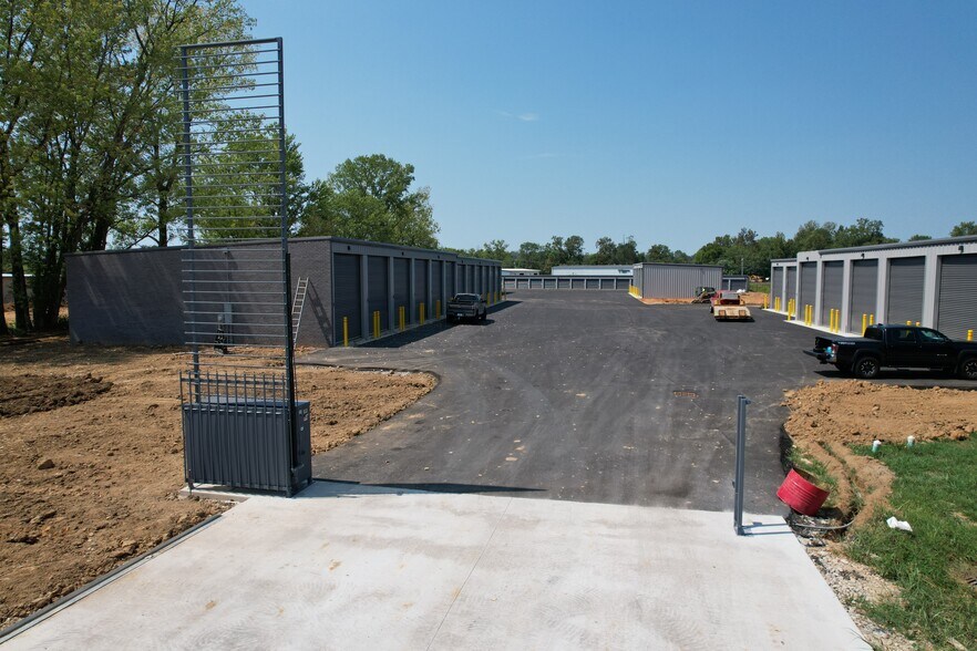 More Photos Of 711 Nicholas St, Elizabethtown Self Storage For Sale