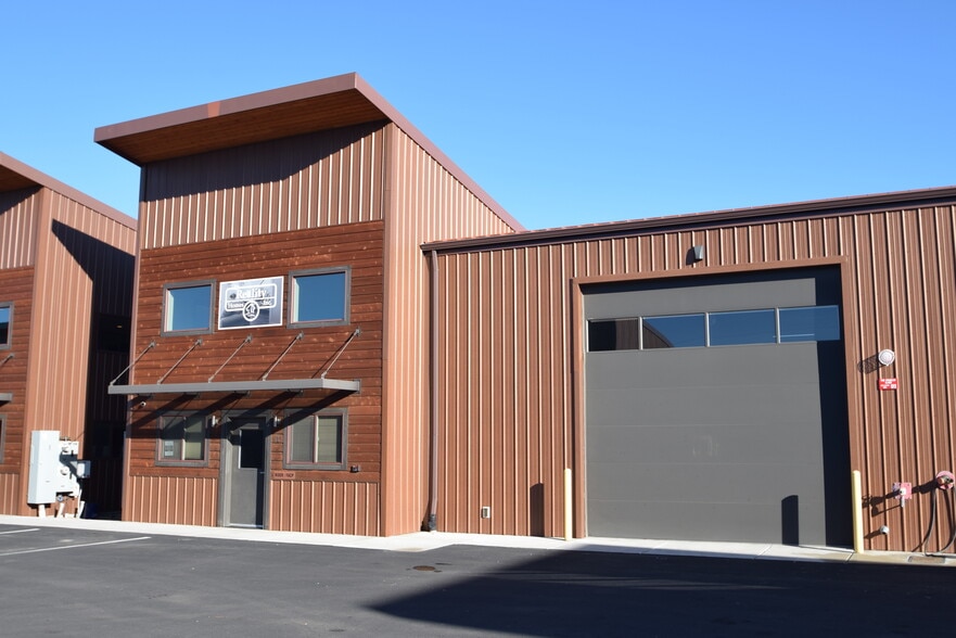 More Photos Of 611 NE Jackpine Ct, Redmond Distribution For Lease