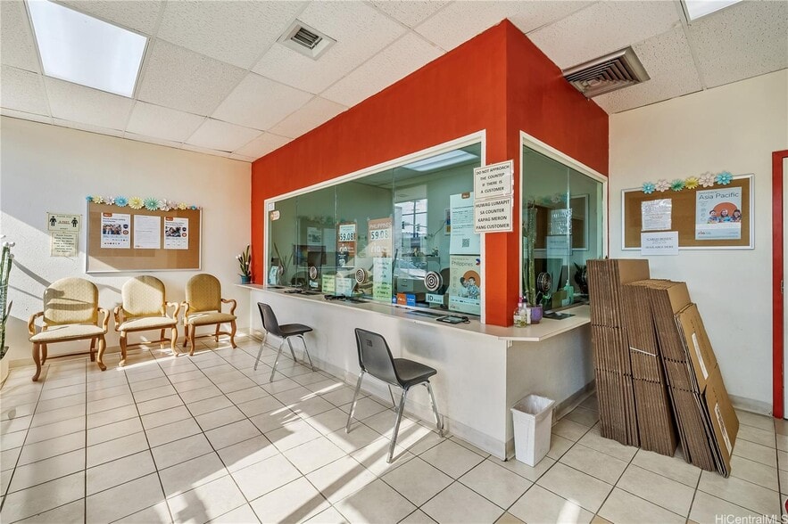 More Photos Of 2046 N King St, Honolulu Storefront Retail Office For Sale