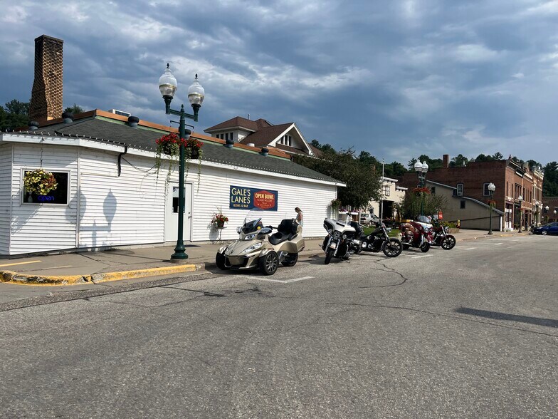 More Photos Of 16902 S Davis St, Galesville Bowling Alley For Sale