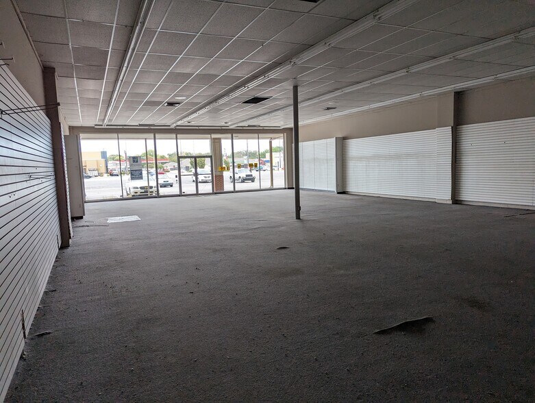 More Photos Of 601 N West St, Wichita Storefront For Lease