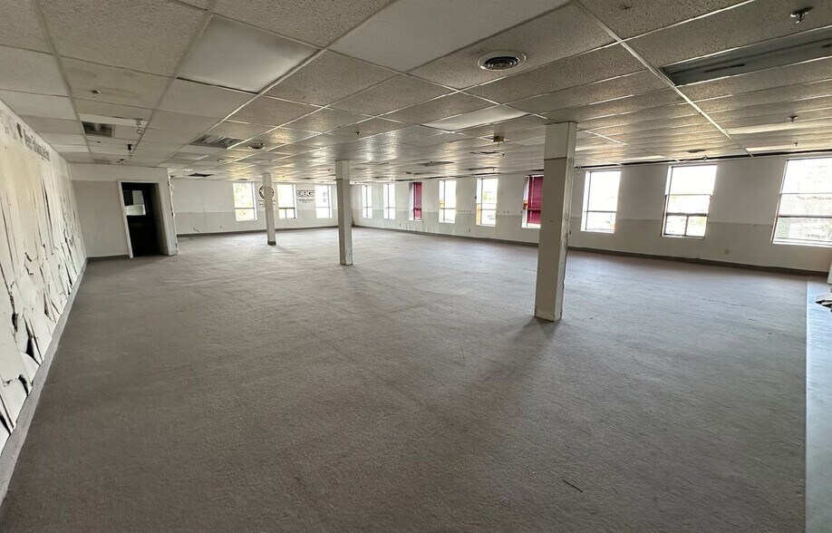 More Photos Of 50 Niagara St, St Catharines Manufacturing For Lease