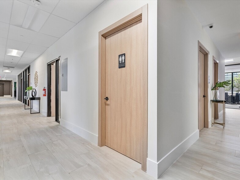 More Photos Of 600 NE 36th St, Miami Apartments For Lease